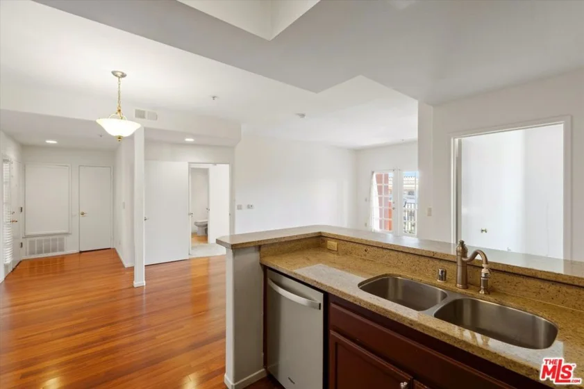 1522 S Saltair Avenue #206 photo 37
