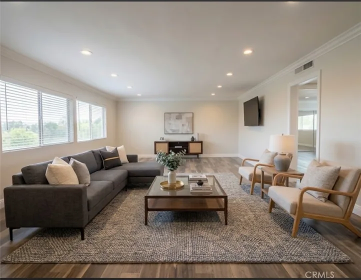 5354 Lindley #204 photo 1