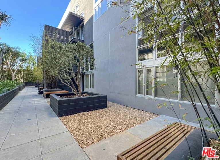1037 N Laurel Avenue #10 photo 3