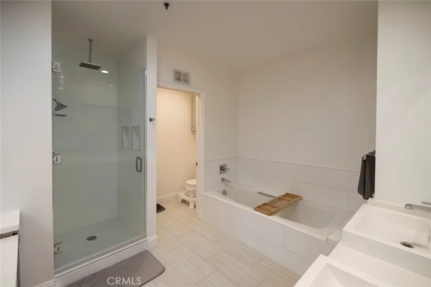 5350 White Oak Avenue #105 photo 32