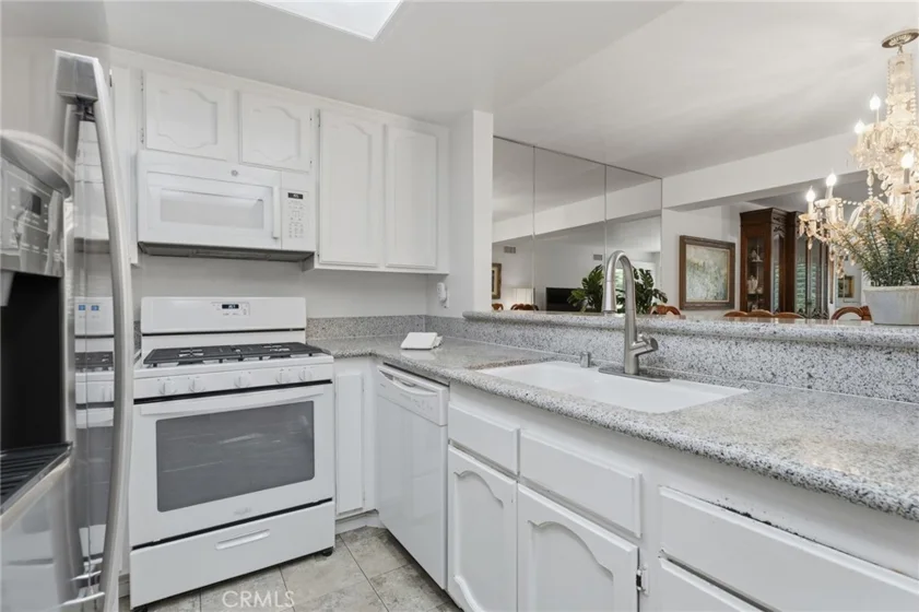 21650 Burbank #203 photo 7