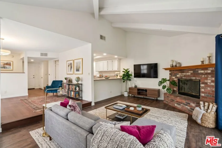 18424 Keswick Street #12 photo 4