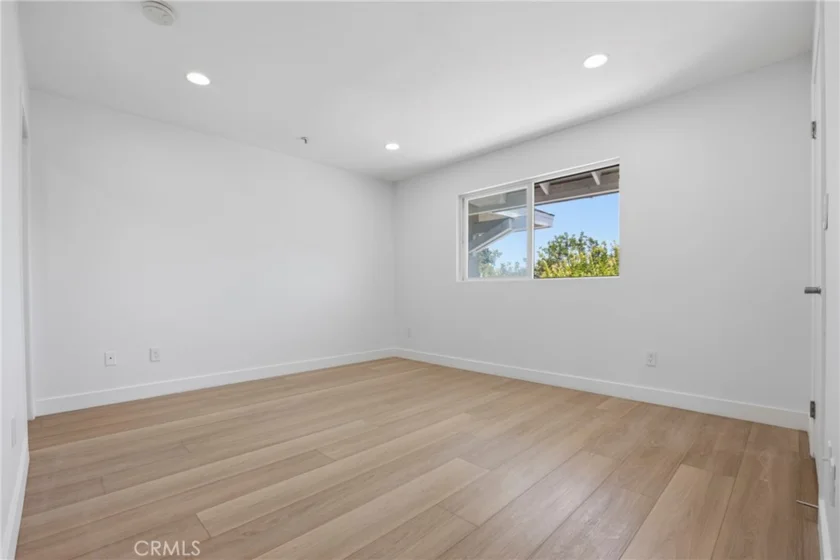 645 W Regent photo 20