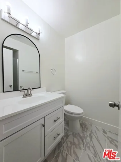 1262 S Barrington Avenue #204 photo 8