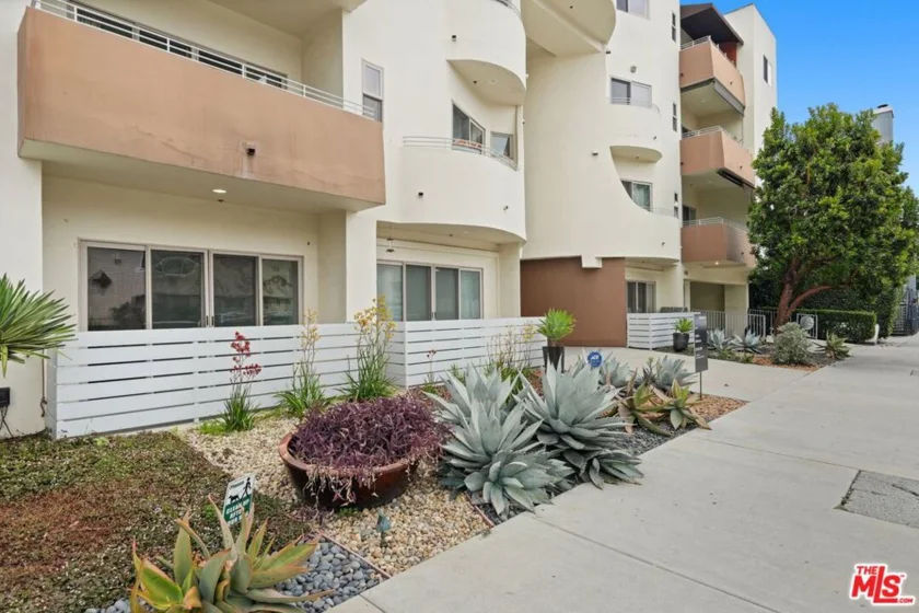 5016 Bakman Avenue #202 photo 1
