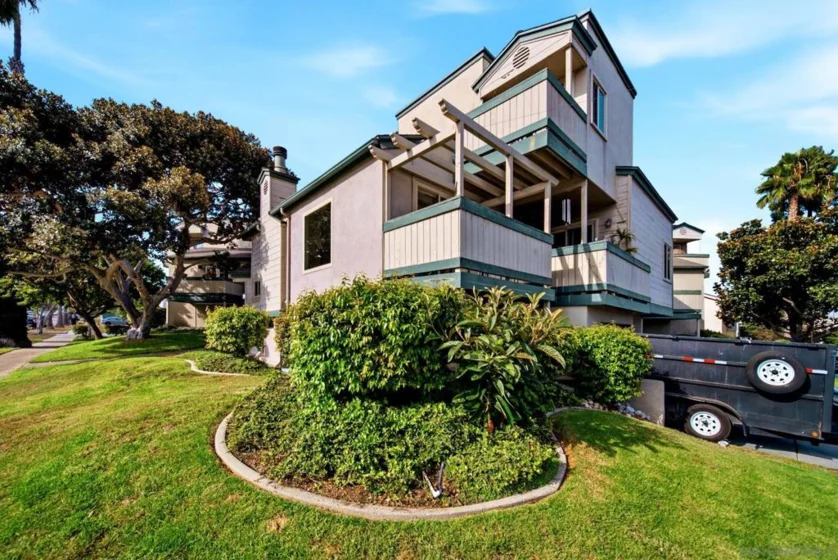 4751 Lamont Street photo 14