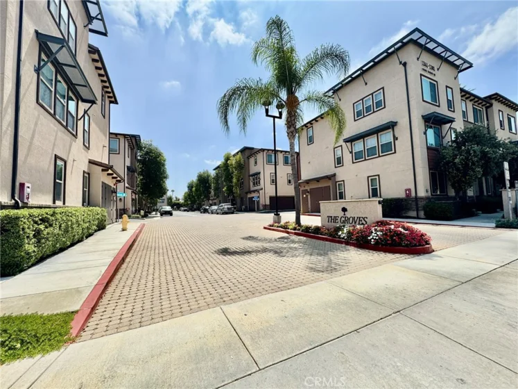 1391 Clementine Way photo 3