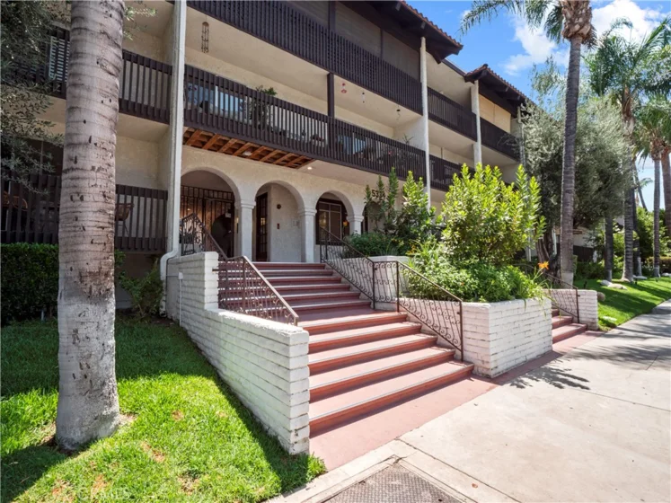 5334 Lindley Avenue #219 photo 41