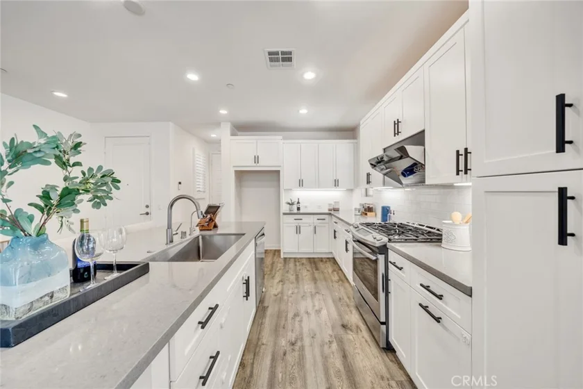 182 Finch photo 6