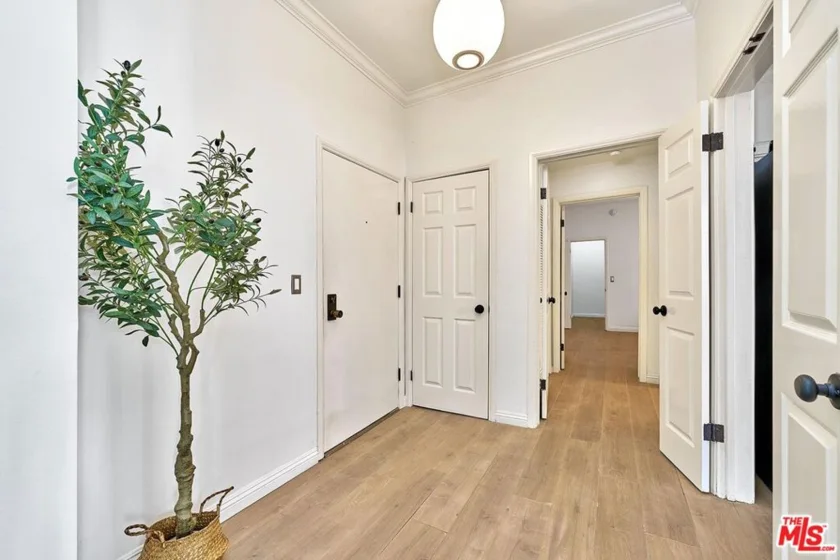 420 S Barrington Avenue #102 photo 35