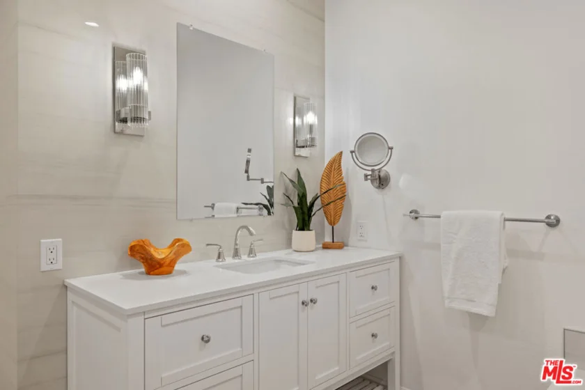 4711 Ambrose Avenue #204 photo 21