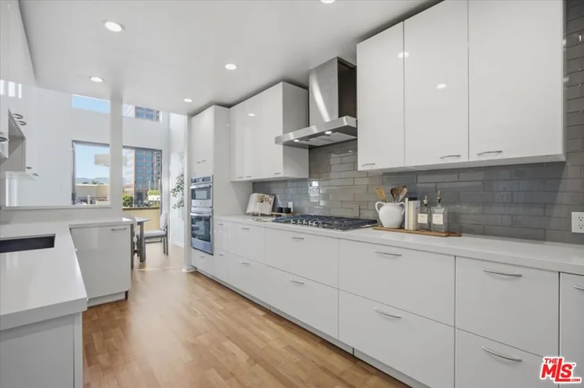 1271 Granville Avenue #402 photo 10