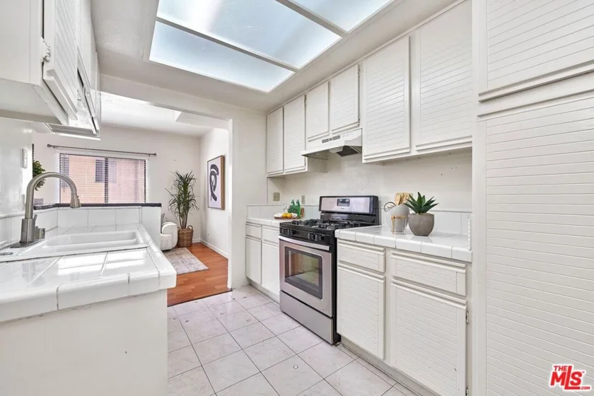 431 S Kingsley Drive #205 photo 16
