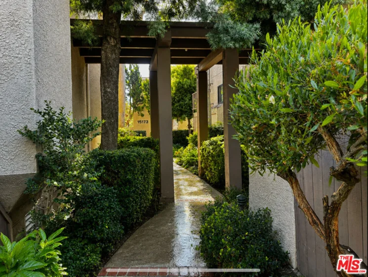 15173 Magnolia Boulevard #E photo 2