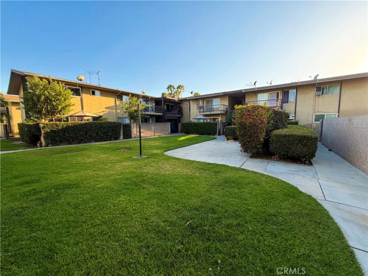 1900 W Glenoaks Avenue photo 1