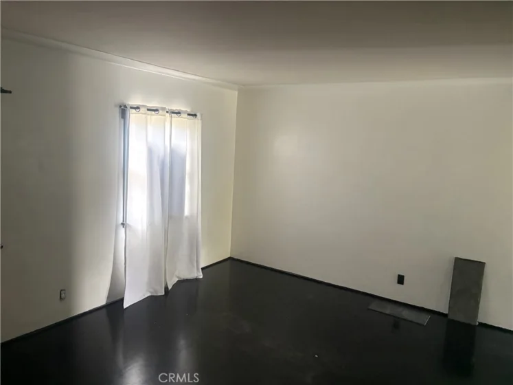525 E Maple photo 3