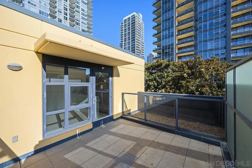 1325 Pacific Highway #313 photo 31