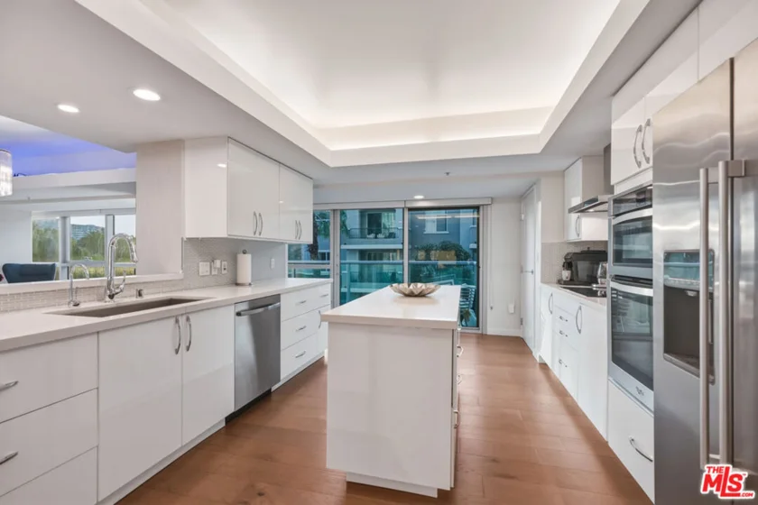 13700 Marina Pointe Drive #305 photo 12