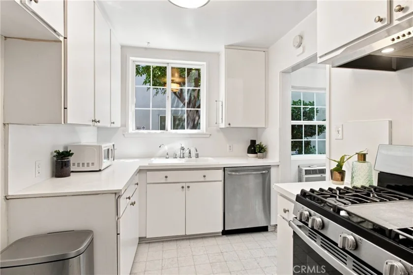 15034 Dickens Street #4 photo 11