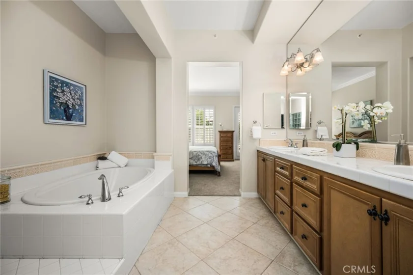 4001 Balmoral photo 43
