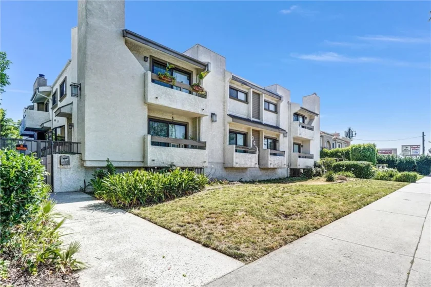 19620 Sherman Way #1 photo 1