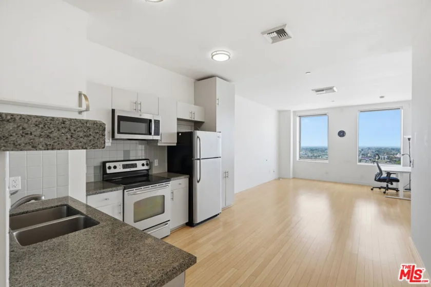 3810 Wilshire Boulevard #1609 photo 3