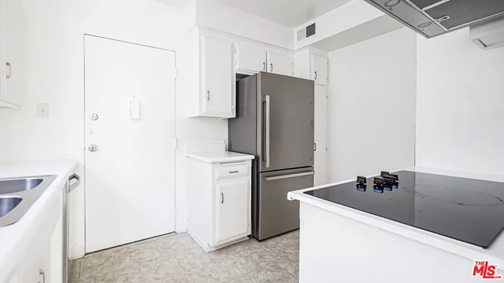 1525 N Hayworth Avenue #204 photo 5