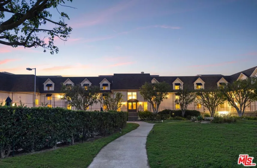 2385 Roscomare Road #D3 photo 14