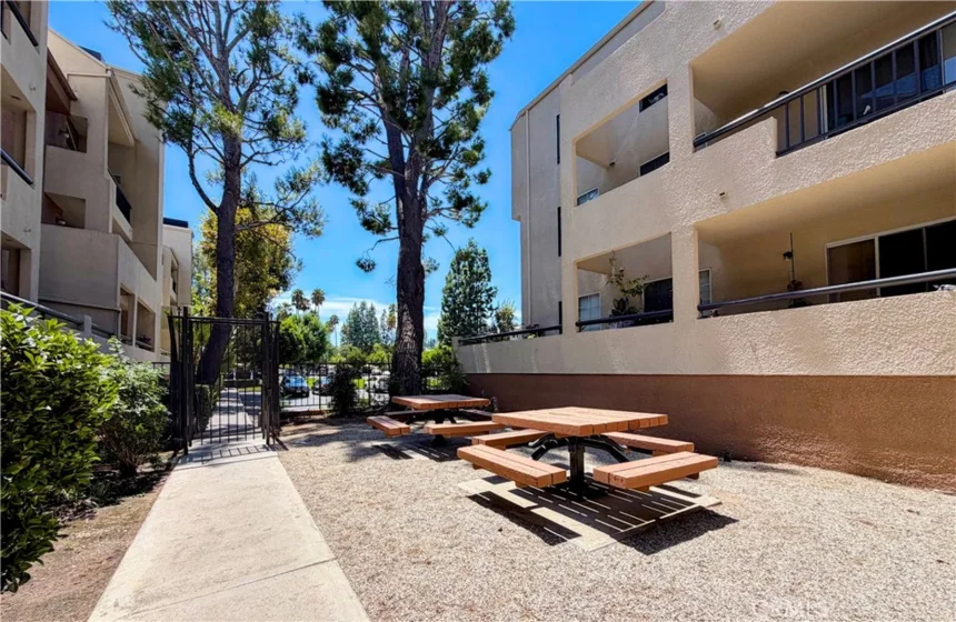 21500 Burbank #328 photo 11