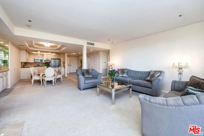 575 S Barrington Avenue #303 photo 1