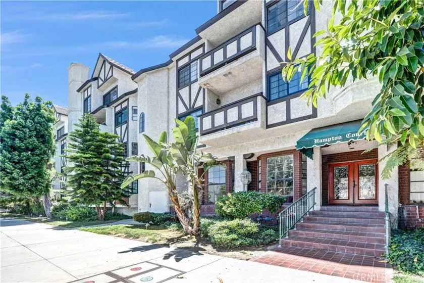 17914 Magnolia Boulevard #210 photo 1