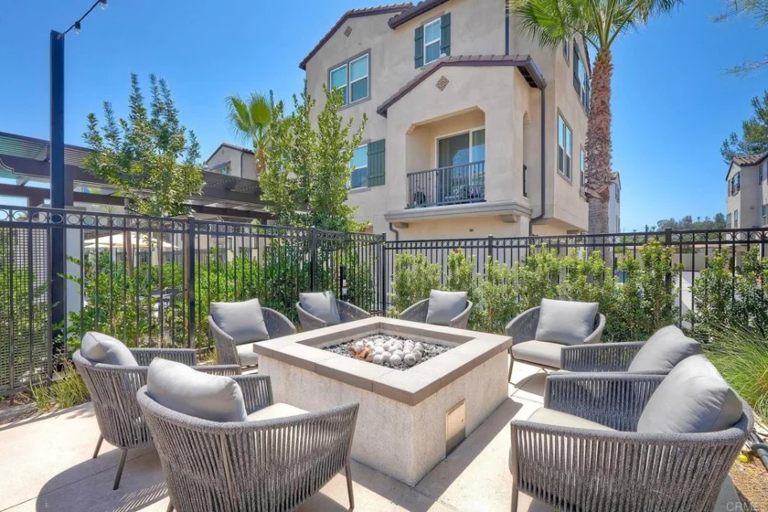 437 Carina Glen photo 28