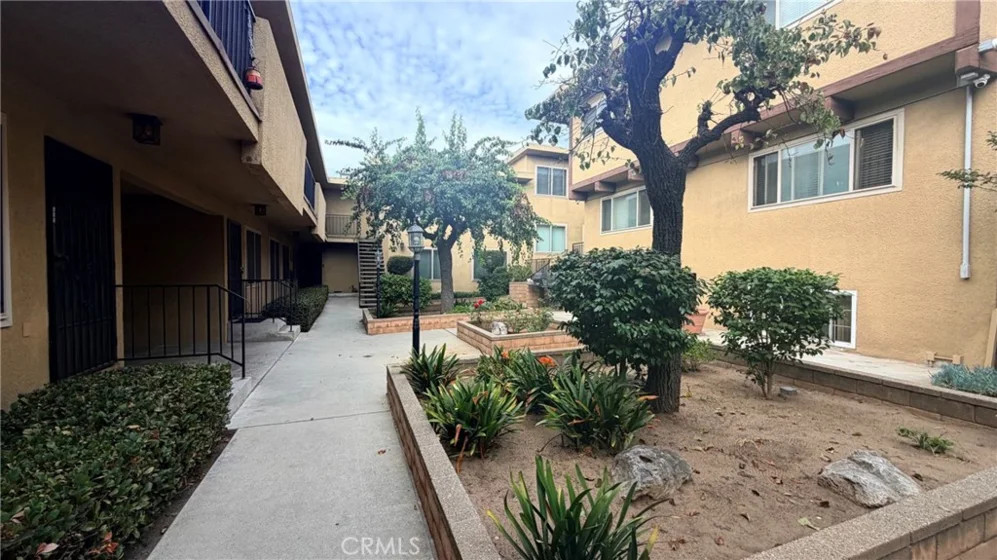 110 E Hillcrest photo 2
