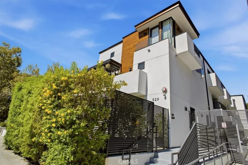 829 N Martel #4 photo 1