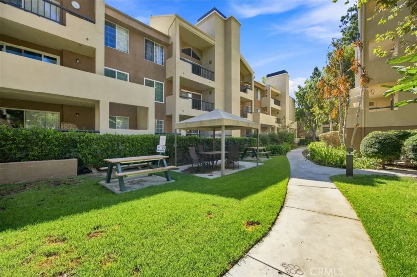 21400 Burbank #106 photo 19