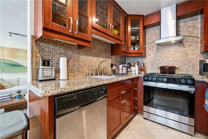1154 S Barrington Avenue #213 photo 3