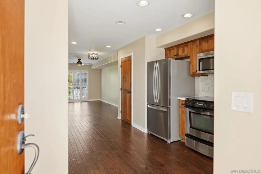 801 W Hawthorn #406 photo 23