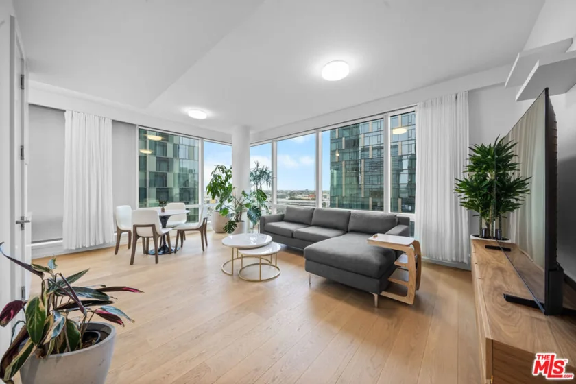 877 Francisco Street #1128 photo 3