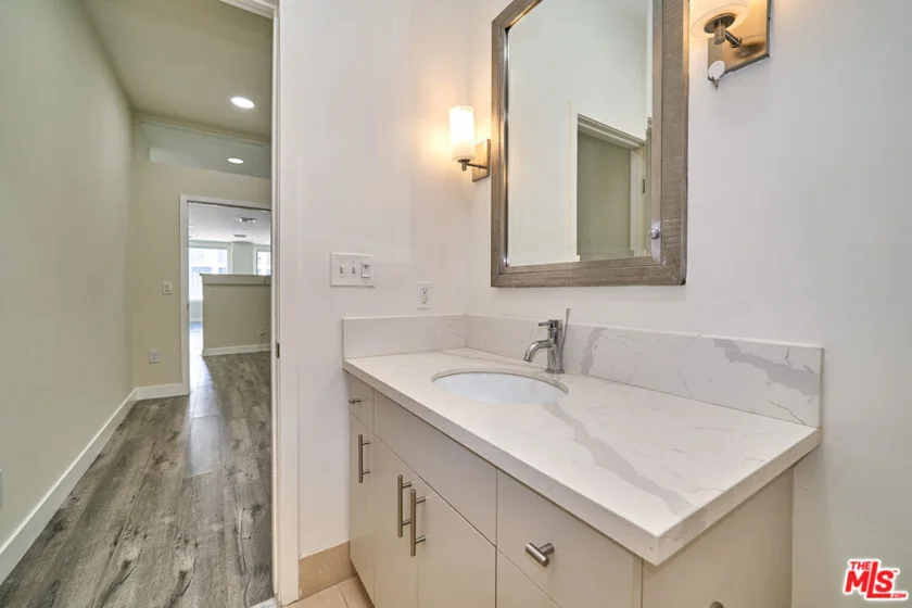 3810 Wilshire Boulevard #1001 photo 26
