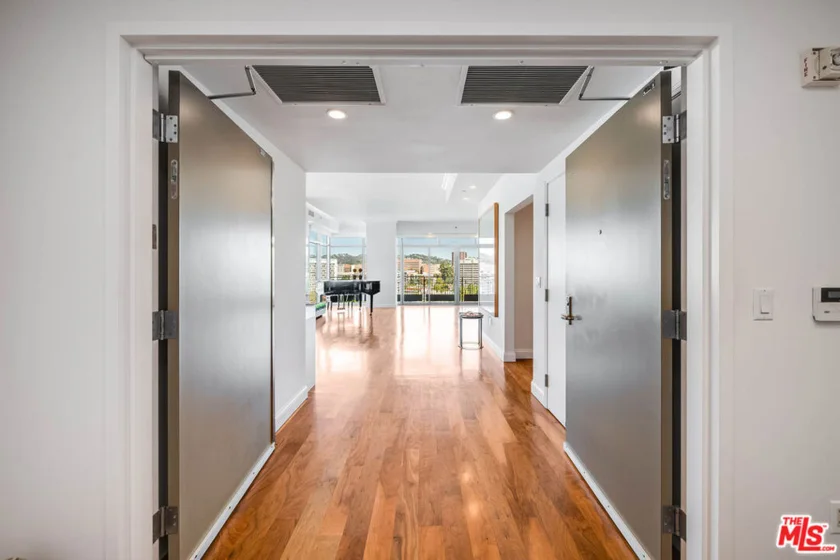 10800 Wilshire Boulevard #1101 photo 5