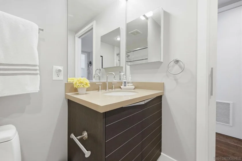 1325 Pacific Hwy #1305 photo 34