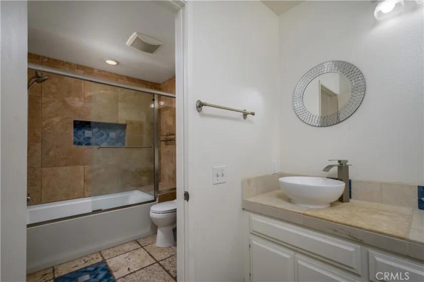 1352 N Mako photo 19