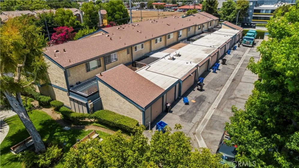 16745 Vanowen photo 22