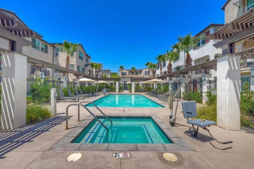 437 Carina Glen photo 3