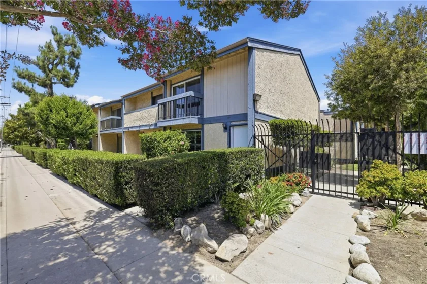16717 Vanowen Street photo 32