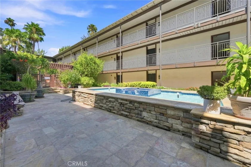 525 S Ardmore Avenue #320 photo 22