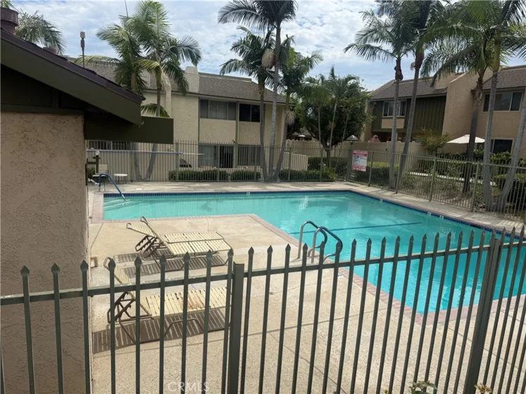 560 Berry Way photo 2