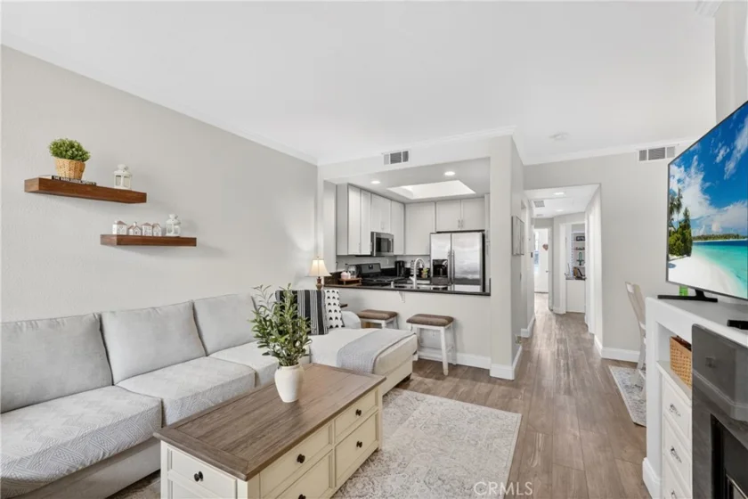 1027 S Stresa photo 1