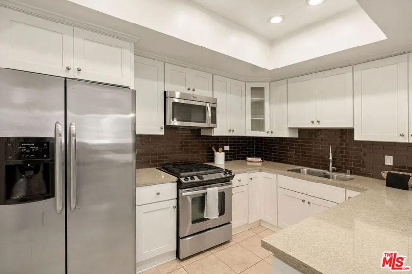 621 S Barrington Avenue #110 photo 9