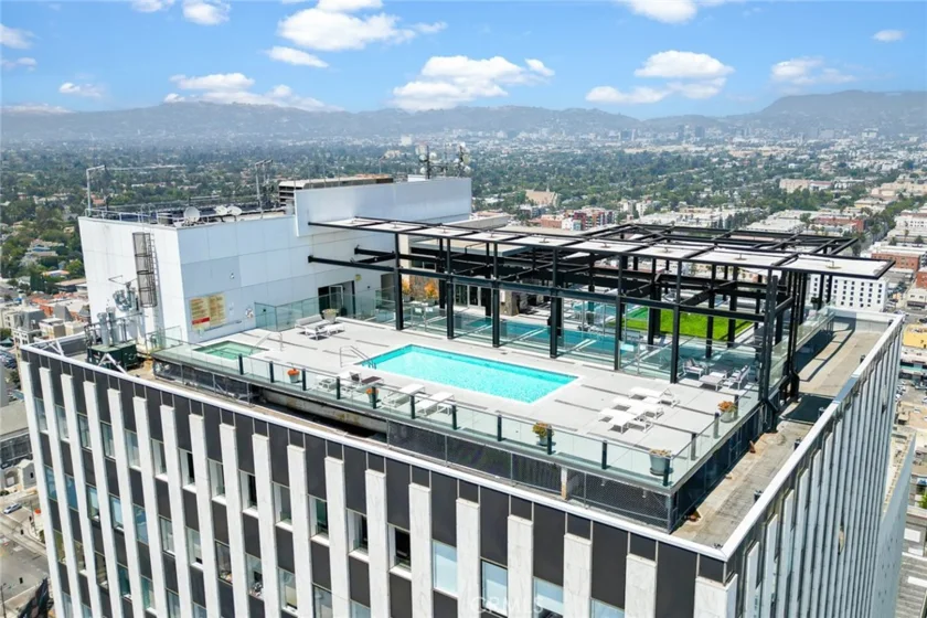 3810 Wilshire Boulevard #1811 photo 1